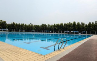 电子科技大学游泳馆 1米84，6块腹肌！杭州高颜值老师“预定”C类人才！他的课太难抢